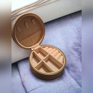 Round velvet travel jewelry case